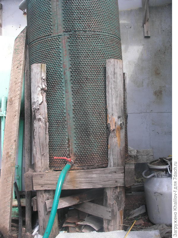 Емкость с полдюймовым краном краном поднят на 0,5 метра.