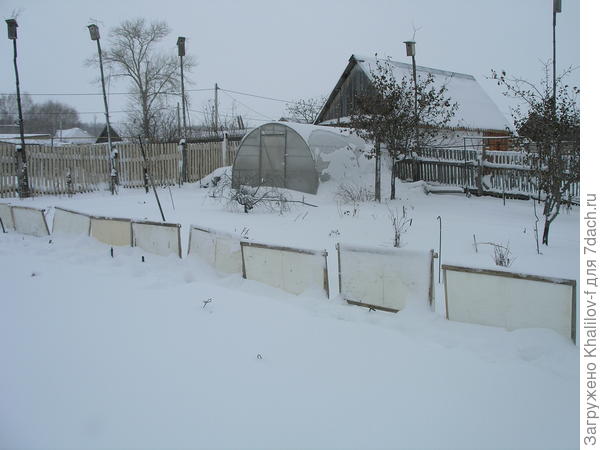 Нужно ли закрывать двери теплицы на зиму