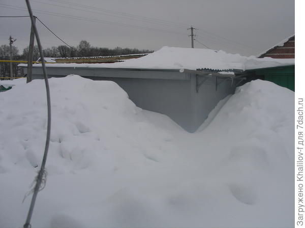 Это гараж немного виднеется