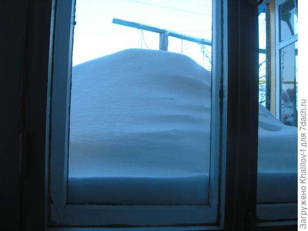 Вид с окна дома на улицу, я рядом сижу за компом..