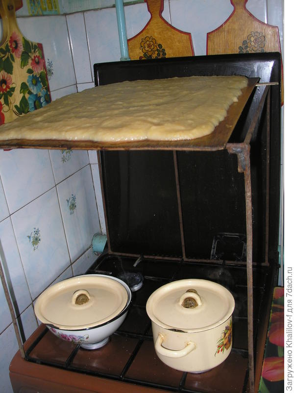 Сохнет пастила из ягод боярышника. У нас такая &quot;бесплатная&quot; сушилка.