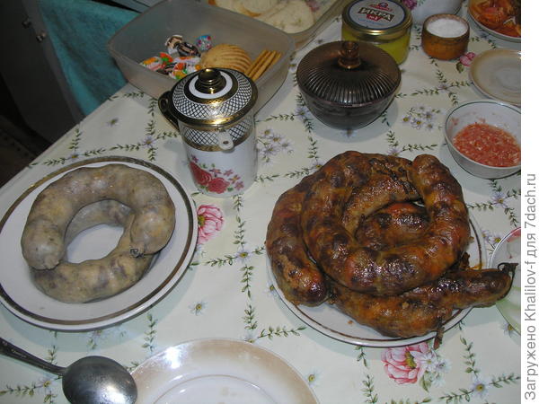 Колбаса домашняя, слева варёная, справа из духови, рядом &quot;хреновина, а не кетуп, или соус из магазина&quot;