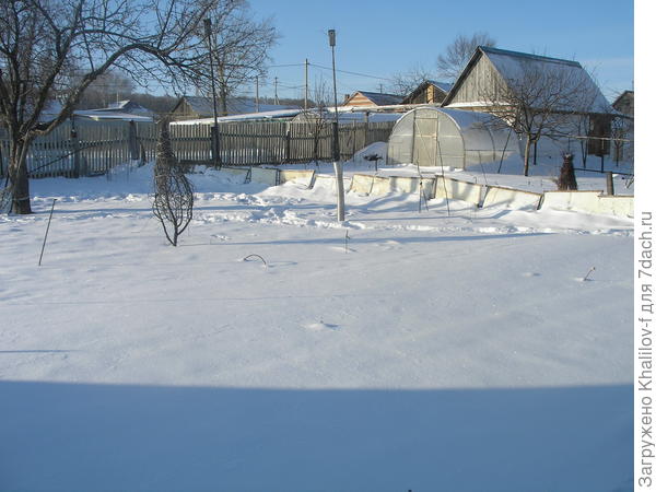 Это наш сад. Снегозадержатели уже установлены и немного поработали.