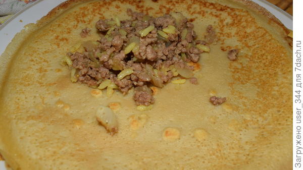 В готовые блины раскладываем фарш и заворачиваем в конвертики