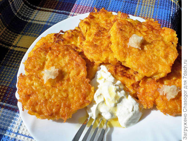 морковные драники с чесноком и сметаной