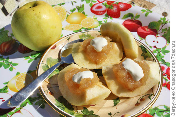 яблоки с джемом и сметаной