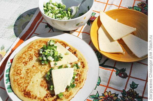 блины с луком и сыром