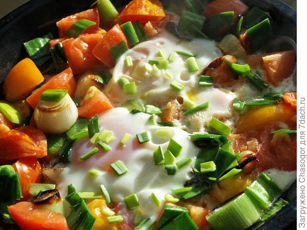 яичница с пореем и помидорами