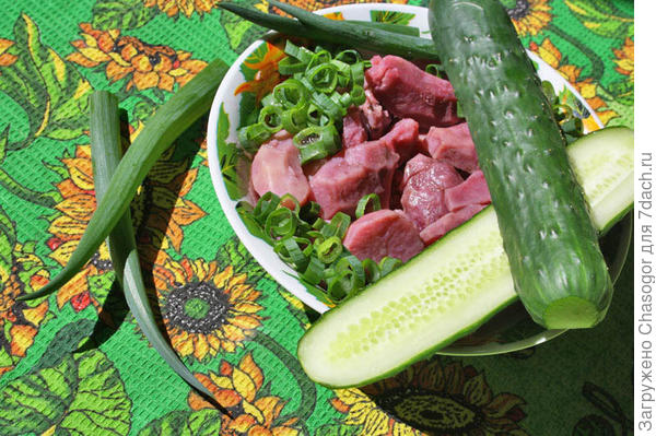 картошка с огурцом и зеленью