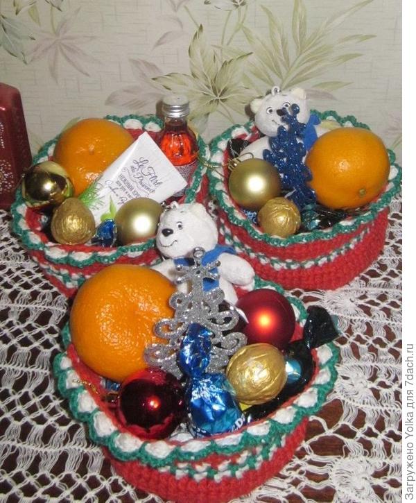 В каждой корзинке - конфеты, игрушки, мандаринка и золочёные орехи. Ну, и ещё - по мелочи...