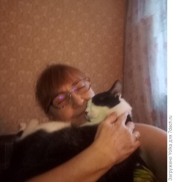 Обязательные обнимашки. И неважно, что печатать мне приходится одной рукой.