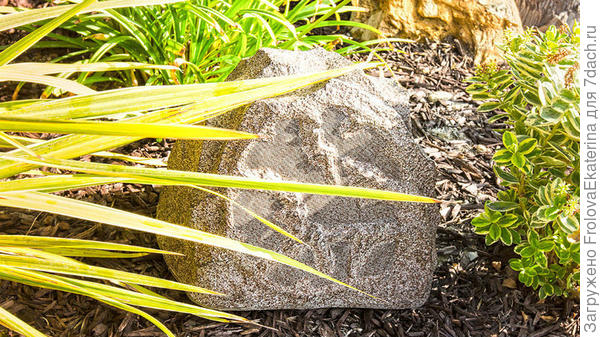 Система Sonance Rocks. Фото с сайта dallaslandscapelighting.net