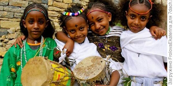 Эфиопские девочки в Новый Год. Фото с сайта afrikanspot.com
