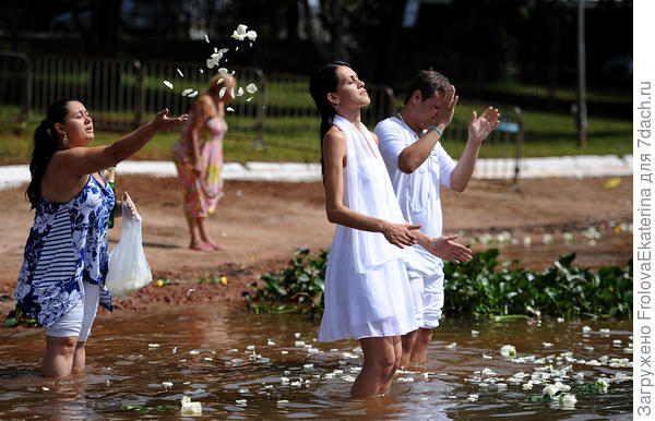 Подношение даров богине моря в Бразилии. Фото с сайта inapcache.boston.com