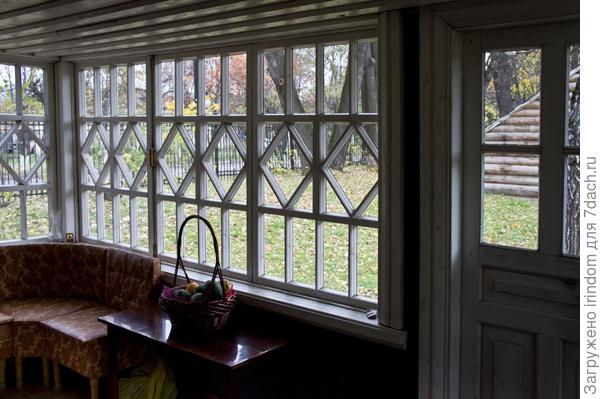 Маленькие окна в дачном доме