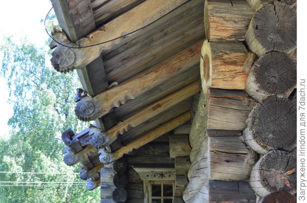 крыша, резные курицы