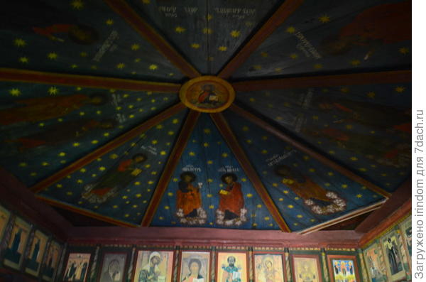 Главная ее достопримечательность - сохранившаяся роспись "неба".