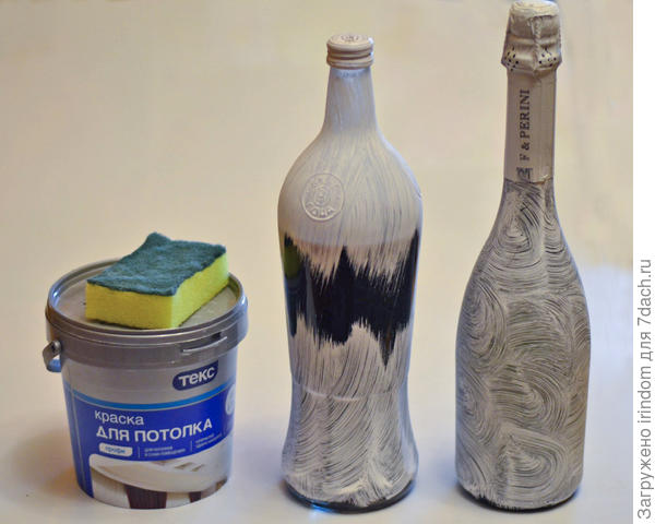 Водоэмульсионную краску, с помощью кухонной губки, нанесла на бытылки