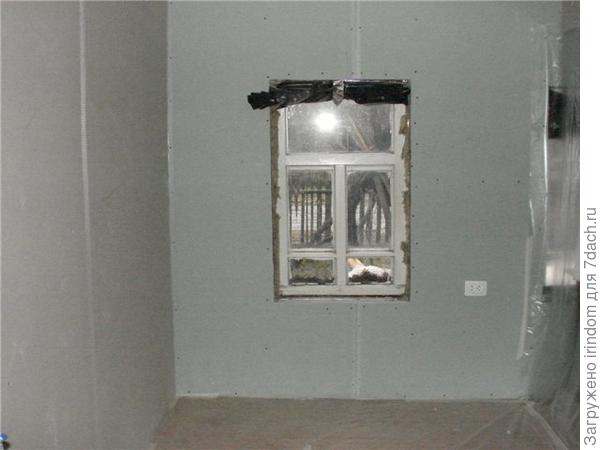 Мы обычный бревенчатый домик обшили гипсокартоном и оклеили обои.