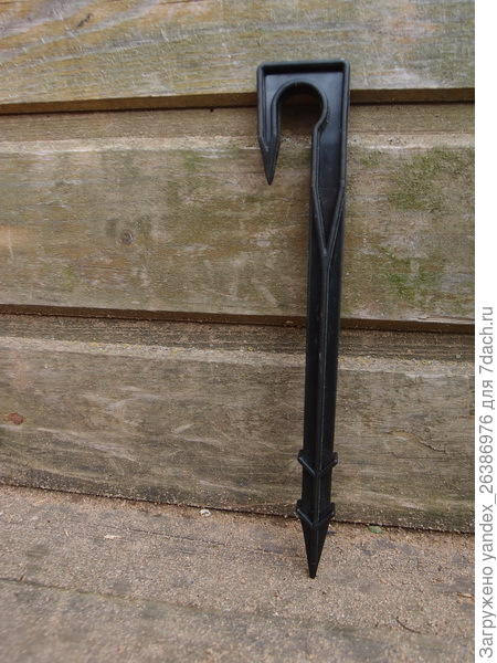 Колышки на которые крепится капельный шланг