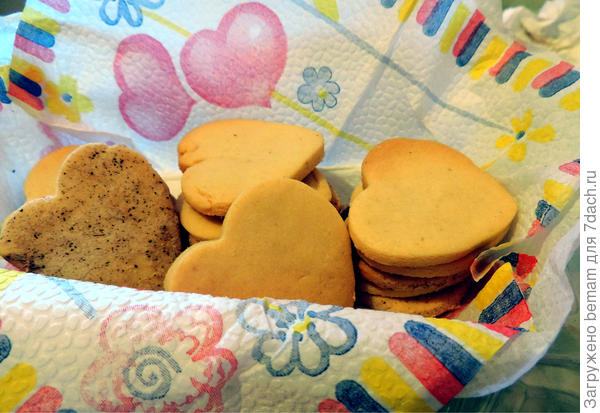 Коробочку с вкусными печеньками получили дети.