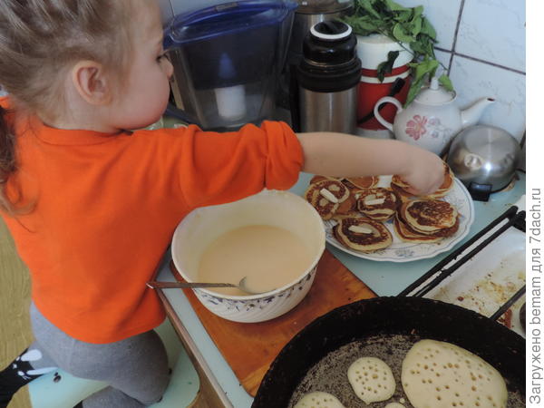 По маааленькому кусочку масла на каждую оладышку.