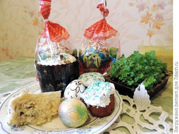 Старшая внучка,ей 15 лет, расписала яйца . Впервые испекла куличи. Пришли ребята нас поздравили. Очень приятно и радостно !!!!.