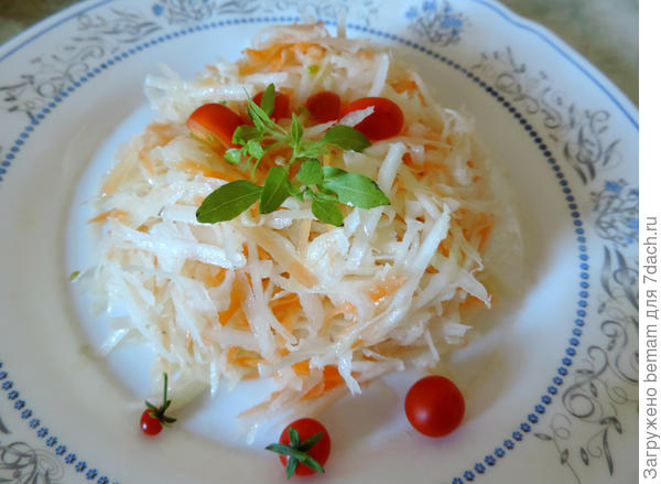 Редька не острая,сластит.Это , я думаю,последствие мороза. Салат получился неплох.