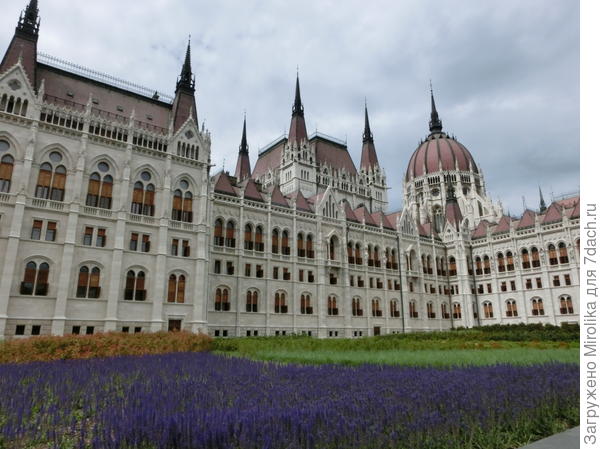 Клумбы венгерского Парламента