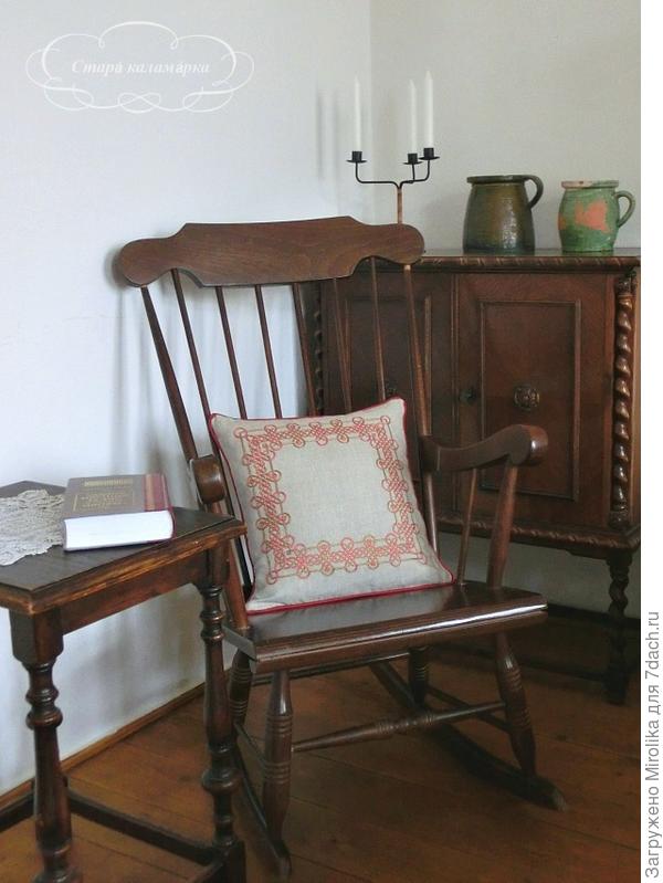 вышитая подушка для мужа, для его уюта в кресле