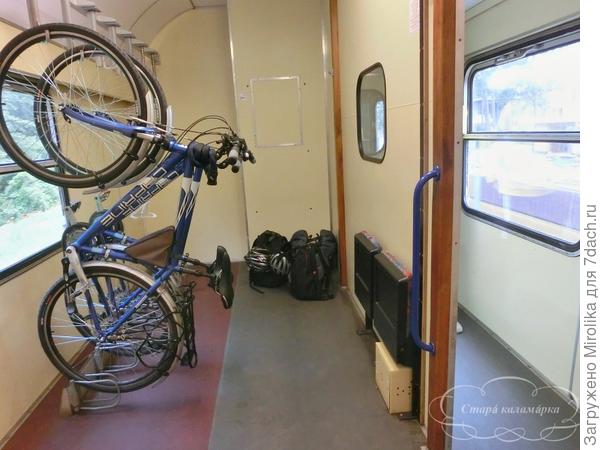 В поездах есть специальные вагоны для велосипедистов.