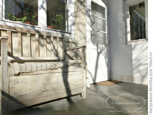 На эту скамейку планирую выставить рассаду и сверху прикрыть пленкой получив своеобразный парник.