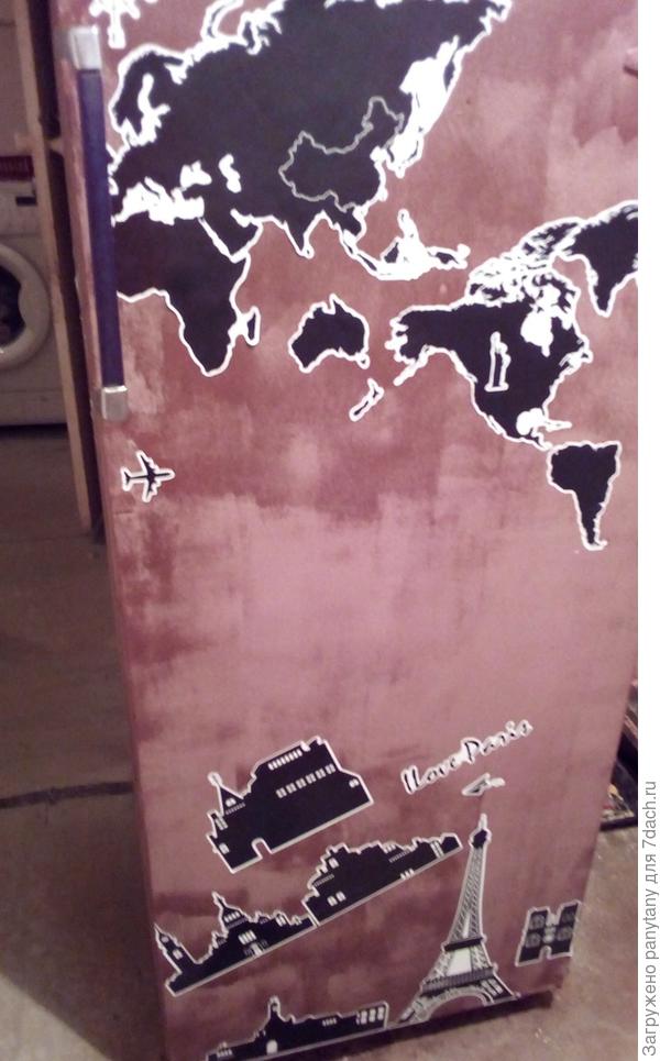 арт объект -холодильник , отметили ему 30 лет от роду))