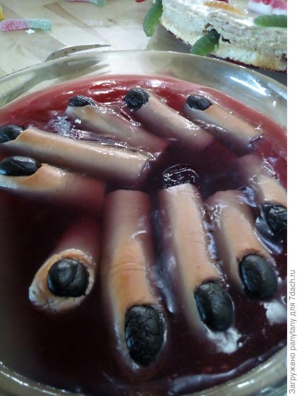 пальцы из сосисок с маслинами в томатном соусе