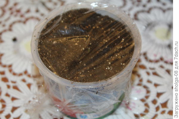 Стаканчик у него отличающийся от остальных.