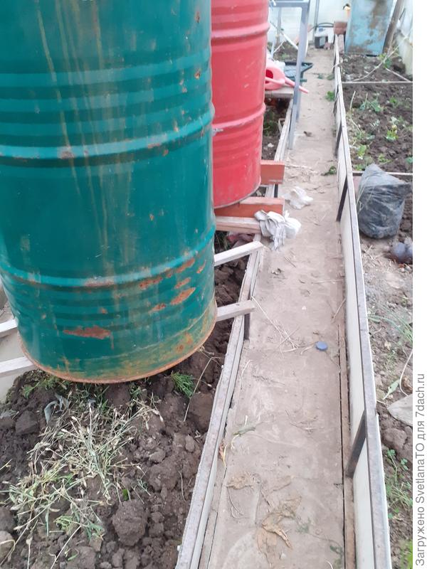 Две бочки в теплице