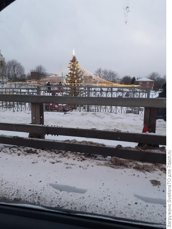 Из далека так