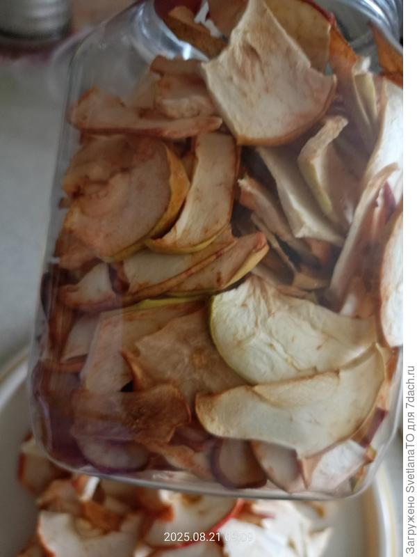 За стенкой банки яблоки сушеные