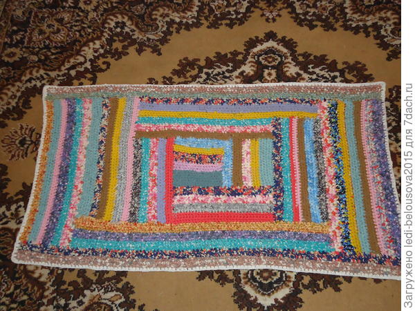 Прямоугольный коврик хорошо ляжет у кровати