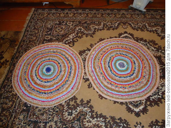 Яркие коврики я раздаю, а себе оставляю с более спокойной расцветкой.