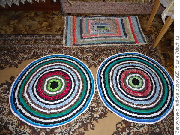 Люблю вязать по 2 одинаковых коврика, чтобы можно было положить их где-то рядом