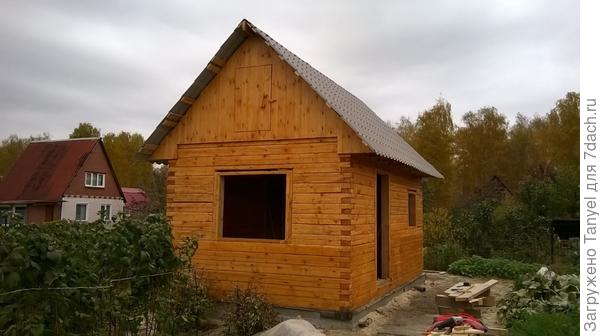 Узнали для себя очень много нового: обсадные коробки, как рубить углы, соединять брус, для чего нужны подложки, как организовывать грамотный слив… Много чего. Мы с мужем — офисные работники, все было ново, все — интересно. Почти в таком виде наша банька ушла на зимовку. Дали брусу зиму отстояться.
