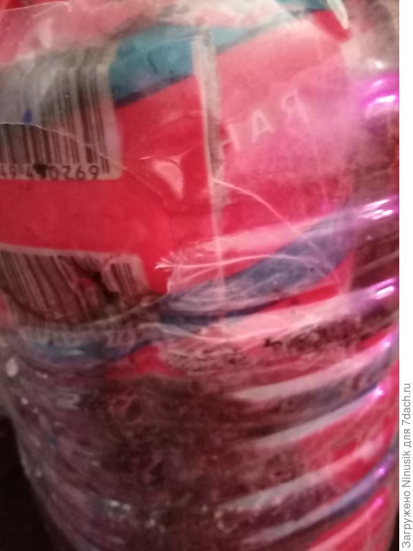 Нити вышли в зону отверстий, заклеенных скотчем.