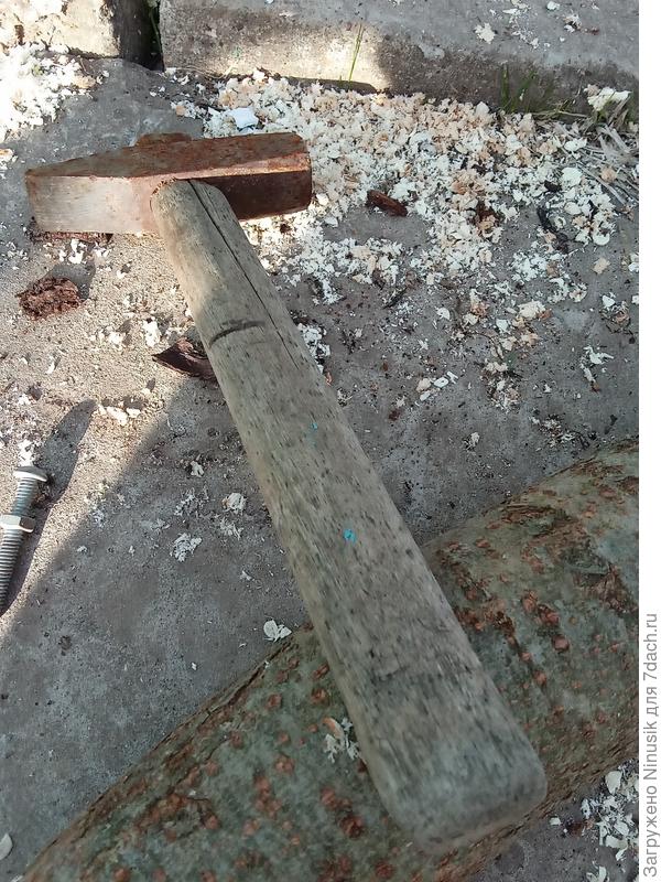 Молотком забивала бревнышки.