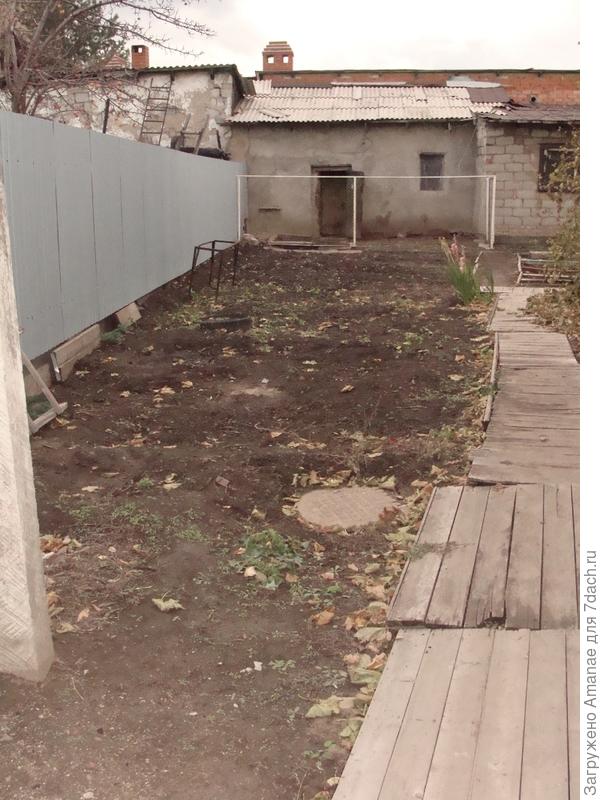 Дорожка вдоль дома и летней кухни