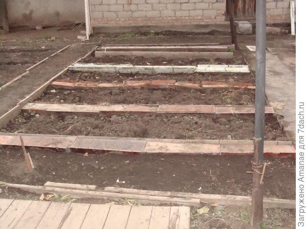 Вид от крыльца открывается на грядки и сарай