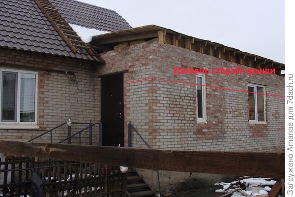 Веранда, подняли уровень крыши, вставили окна и новую дверь