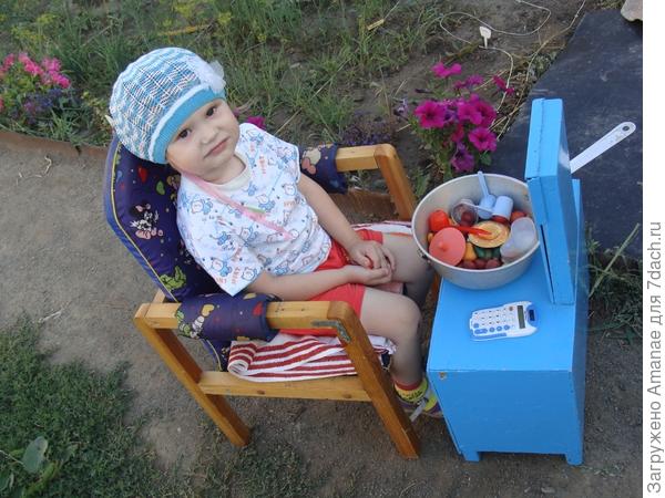 Столик, овощи и калькулятор - что то продаёт