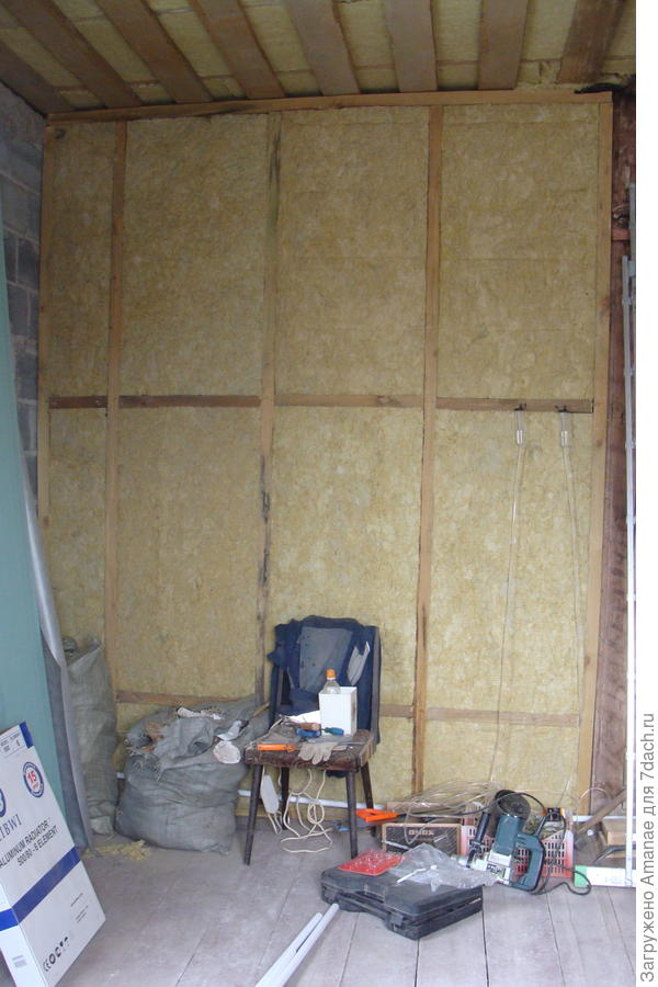 Наша новая стена, отделяющая веранду от теперь уже жилой комнаты