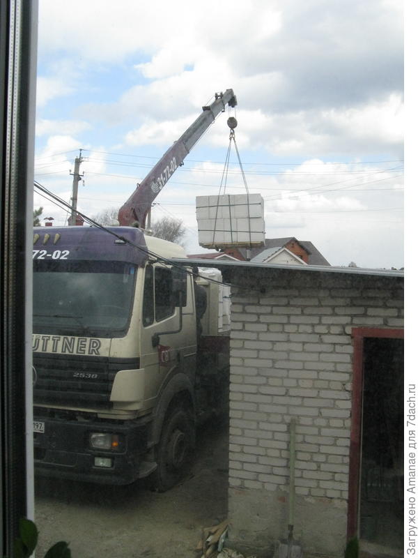 Первые стройматериалы для новой пристройки.